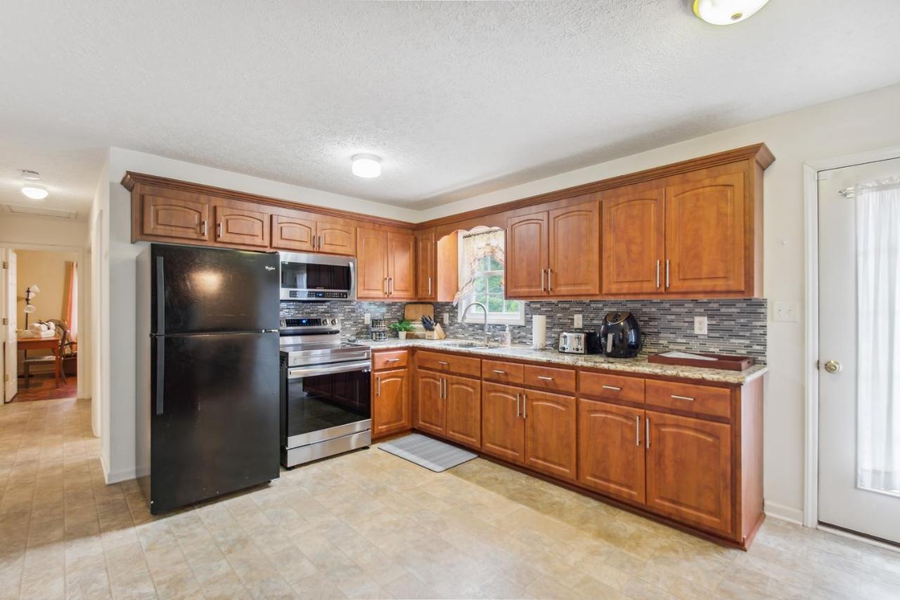 Chatham Getaway With Fireplace, Deck And Gas Grill! Екстер'єр фото