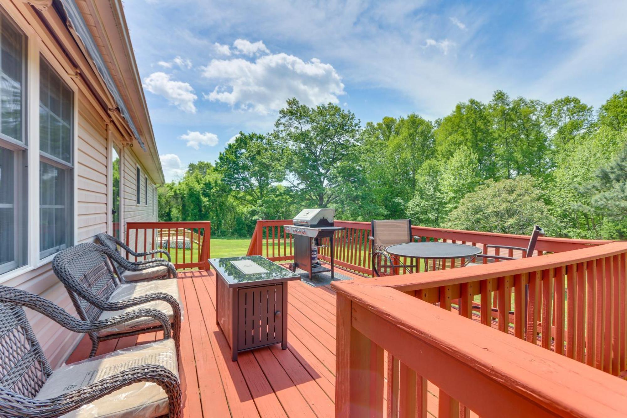 Chatham Getaway With Fireplace, Deck And Gas Grill! Екстер'єр фото
